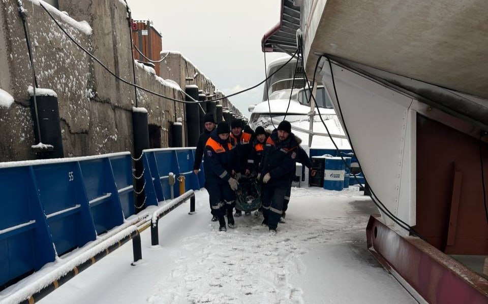 Спасатели достали еще одного красноярца из Енисея Это произошло сегодня днем 21 декабря 38 летний мужчина упал с Коммунального моста Очевидцы помогли ему выбраться на баржу и передали спасателям Мужчину укутали в теплую одежду и на носилках донесли до машины скорой помощи prmira news
