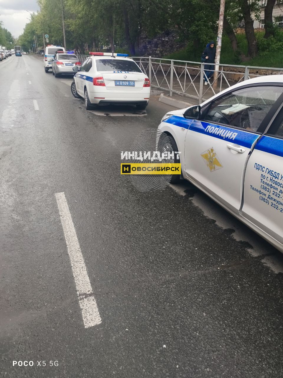 Пенсионерка погибла под колесами грузовика в Новосибирске В Новосибирске пенсионерка переходила дорогу по пешеходному переходу и оказалась под колесами грузовика «Рено». ДТП произошло в Заельцовском районе города, сообщает пресс-служба городского ГАИ. Авария произошла во вторник, 27 мая, в 12 часов дня. За рулем грузовика находился 54-летний мужчина, который ехал по улице Дуси Ковальчук с включенным правым поворотником. Собираясь повернуть на Залесского, он сбил пешехода напротив дома №191. Им оказалась женщина старшего возраста, которая переходила дорогу в зоне регулируемого пешеходного перехода. Из-за полученных травм она скончалась. Личность погибшей пока не установлена. Предварительно, ей около 70 лет. «На месте работает наряд ДПС, следственно-оперативная группа, устанавливаются все обстоятельства происшествия», — сообщает ведомство. НДН.инфо