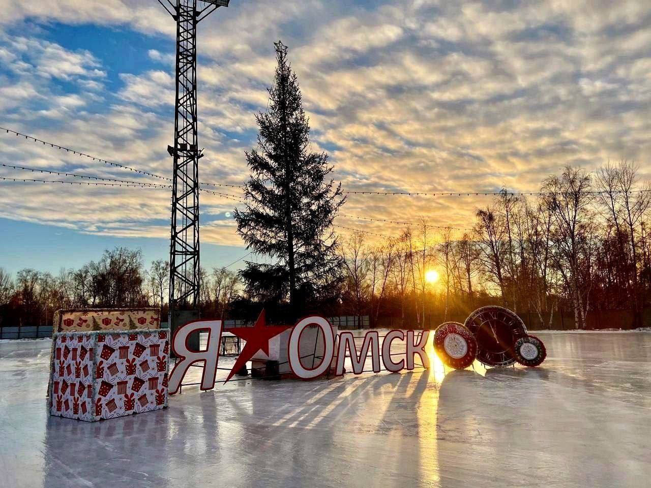 Этой зимой для омичей зальют 160 бесплатных ледовых площадок Они будут расположены во дворах и на общественных территориях 43 из них на территориях общеобразовательных учреждений   Об этом рассказал мэр Омска Сергей Шелест Кроме этого планируется к запуску 23 платных катка для массовых катаний среди них стадионы Энергия Юность Факел Шинник спортивная школа Крутая горка спортивная школа 28 территория у ледовой арены им Леонида Киселева парк 300 летия города Омска и другие Плата будет зависеть от предоставляемых услуг Фото omsk putevoditel