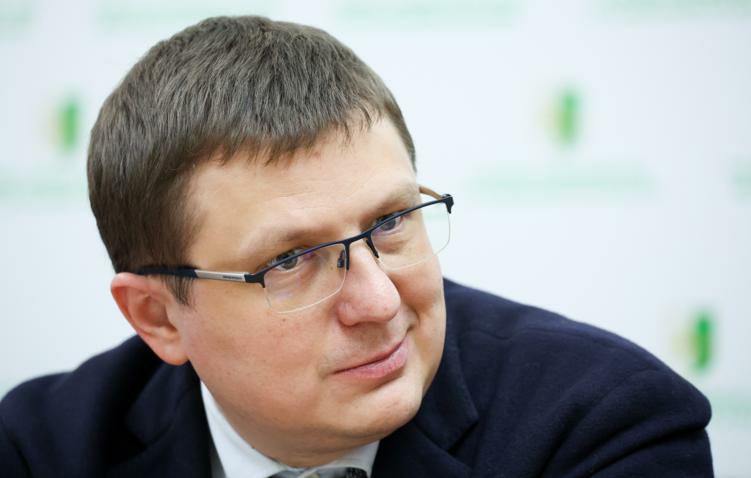 Член комиссии ОП РФ по общественной экспертизе законопроектов и иных нормативных актов Евгений Машаров предложил рассмотреть возможность введения допуска к социальным сетям только с 16 лет Я ранее предлагал доступ в интернет к чувствительной информации только по паспорту считаю что нужно и далее проводить политику направленную на введение ограничений допуск к социальным сетям только с 16 лет рассказал Машаров Среди ограничений он также отметил блокировку онлайн игр в случае отсутствия согласия компаний производителей на регистрацию в российской юрисдикции окончательную блокировку WhatsApp и рамочное регулирование технологий искусственного интеллекта   Мы не против ограничений присутствия наших детей в Интернете но в то же время мы прекрасно понимаем что за мнимой заботой о подрастающем поколении скрывается корыстное желание закрутить гайки в системе цифрового контроля за населением Нам категорически не нравится Игра в наперстки от Общественной палаты на законодательном уровне