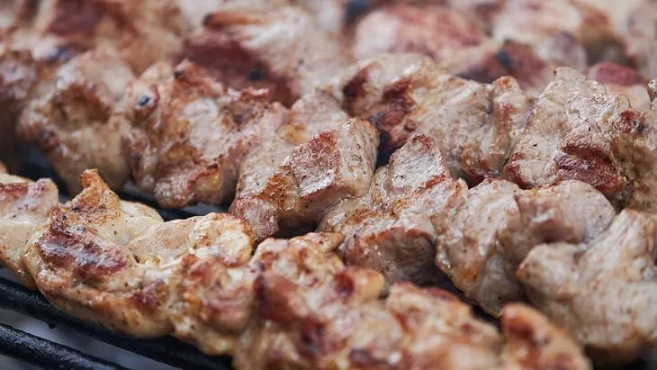 В Роспотребнадзоре рассказали как правильно жарить и хранить шашлык Мясо нужно жарить 15 20 минут готовность определяется по прозрачному соку при проколе Хранить готовое блюдо в холодильнике можно не более 36 часов При покупке следует проверять состав и дату фасовки избегать маринадов с резким запахом Также важно мыть овощи и зелень а остатки шашлыка нарезать и убрать в герметичную тару Готовимся к майским Москваунт Подписаться