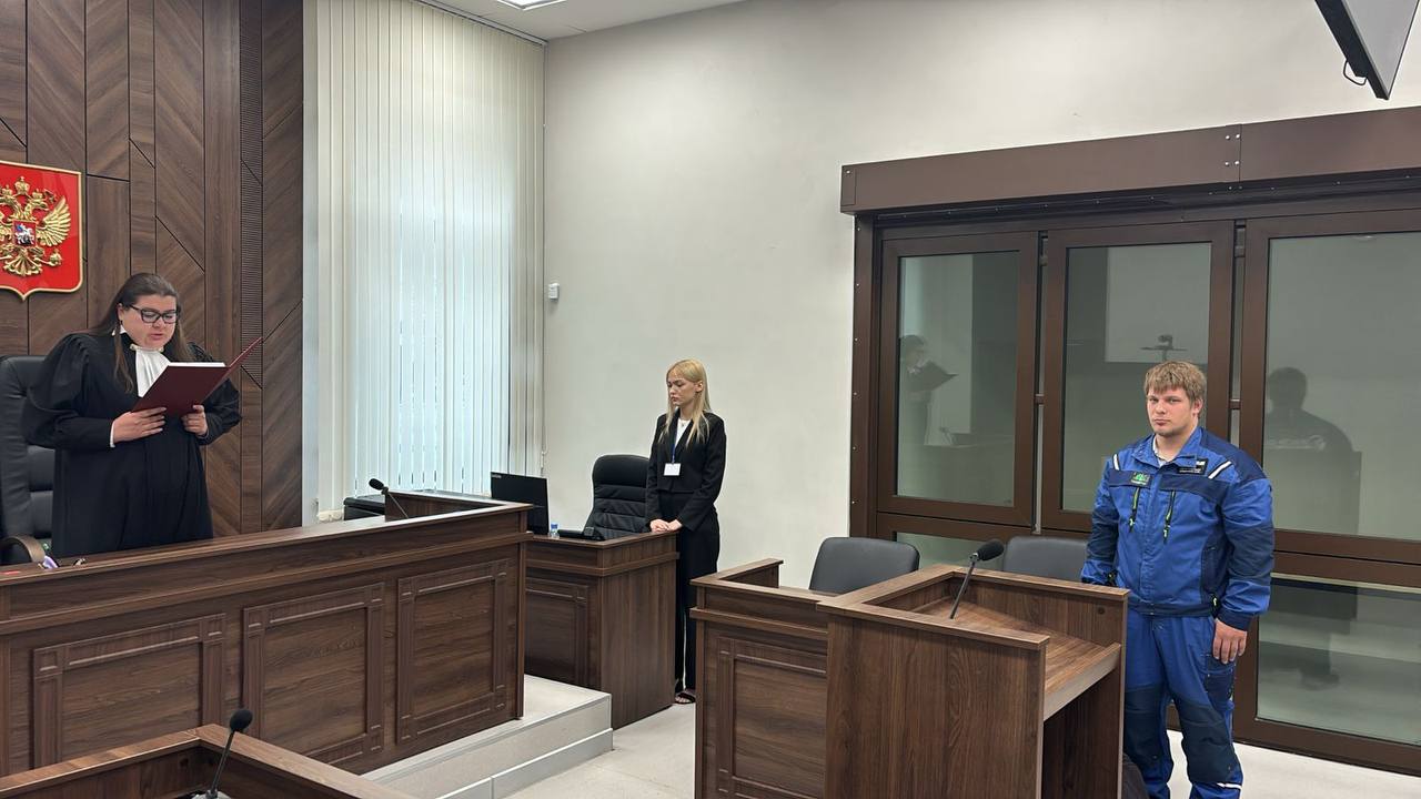 Учителя физики отправили на исправительные работы за грубое отношение к ученику В марте во время урока в школе 123 педагог бросил в восьмиклассника ручкой А затем заломил подростку руку и повел его к директору Суд назначил учителю наказание в виде 1 года 6 месяцев исправительных работ с удержанием 10 заработной платы в доход государства Также он должен будет заплатить мальчику 120 тысяч компенсации морального вреда В школе ему нельзя будет работать два года   Подпишись на КП Екатеринбург
