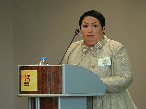 Экс главу Справедливой России приговорили к 4 годам колонии По версии следствия Рушания Бильгильдеева похитила средства клиентов принадлежавшего ей агентства недвижимости Пассаж обещала им провести инженерные коммуникации в коттеджные поселки но не выполнила свои обязательства Некоторые покупатели и вовсе не получили недвижимость согласно материалам дела Её также обвиняли в том что она похитила средства у УК в Набережных Челнах Общий ущерб превысил 38 млн рублей в деле было 136 потерпевших Прокуратура просила для Бильгильдеевой 8 лет заключения однако Вахитовский райсуд Казани приговорил её к 4 годам колонии общего режима По части эпизодов уголовное преследование прекращено из за истечения срока давности Экс глава татарстанского отделения Справедливой России вину не признала однако решение суда назвала объективным и справедливым Также Бильгильдеева не исключила что может обжаловать приговор Отметим что почти три года женщина находилась под домашним арестом а в августе было возбуждено второе уголовное дело её обвинили в посредничестве во взяточничестве На данный момент Рушанию Бильгильдееву содержат в СИЗО KazanFirst   в бот