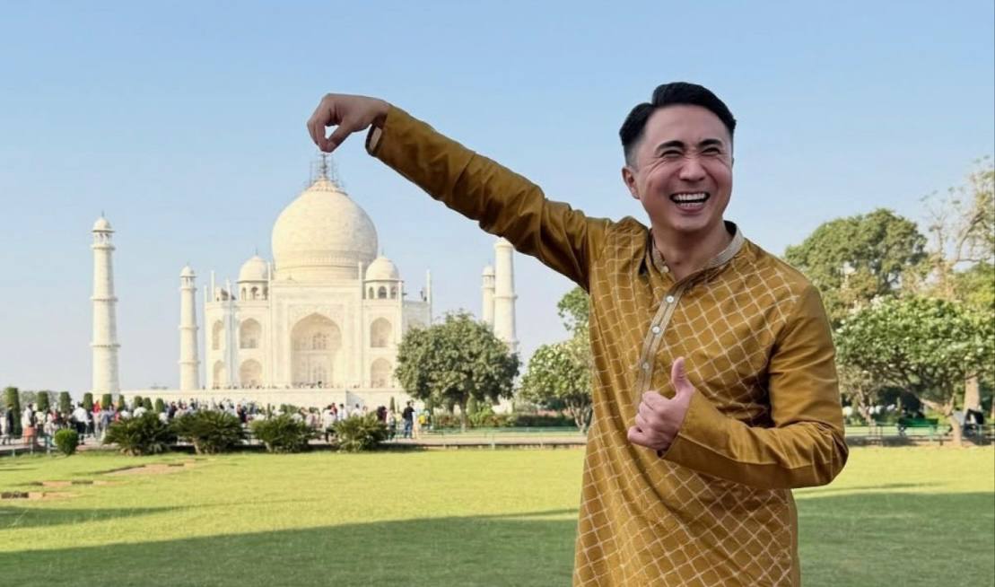 В международный розыск объявлен Қамза Қайсар Бақытжанұлы 18 сентября 1995 года рождения гражданин Республики Казахстан Судом в отношении него санкционирована мера пресечения в виде содержание под стражей Он подозревается в пособничестве в незаконной игорной деятельности На протяжении 5 лет подозреваемый вел активную блогерскую деятельность в Instagram под наименованием qais arr 2 4 млн подписчиков а также администрировал закрытый канал Қора энтертейнмэнт в Telegram 368 тыс Дополнительно под видеороликами размещался его персональный промокод предоставляющий пользователям бонусы Для сокрытия незаконных доходов подозреваемый использовал криптокошелёк на который от организаторов интернет казино Pinco поступали платежи С санкции суда на криптоактивы 182 736 741 USDT наложен арест О местонахождении разыскиваемого лица сообщить по телефонам 7 7172 70 84 78 дежурная часть Call center 1458