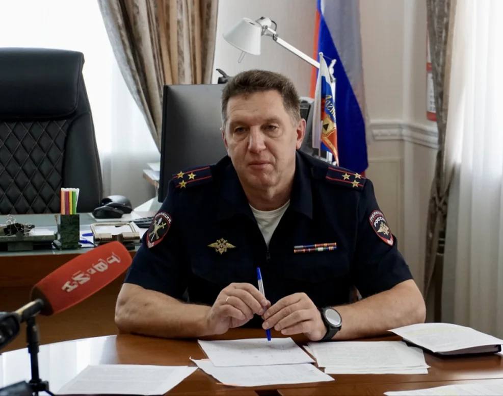 В Челябинской области сотрудники УФСБ задержали начальника УМВД России по Магнитогорску Константина Козицына стало известно Ъ Южный Урал Начальник управления подозревается в разглашении государственной тайны ч 1 ст 283 УК РФ По версии следствия он разгласил гостайну представителю коммерческой организации интересы которого лоббировал используя должностное положение Начальник управления имел связи среди высокопоставленных представителей власти и предпринимателей в том числе его неоднократно замечали в компании Константина Струкова до июля 2025 года был основным владельцем и президентом ПАО Южуралзолото группа компаний Официальный сайт ГУ МВД России по Челябинской области Ъузнал