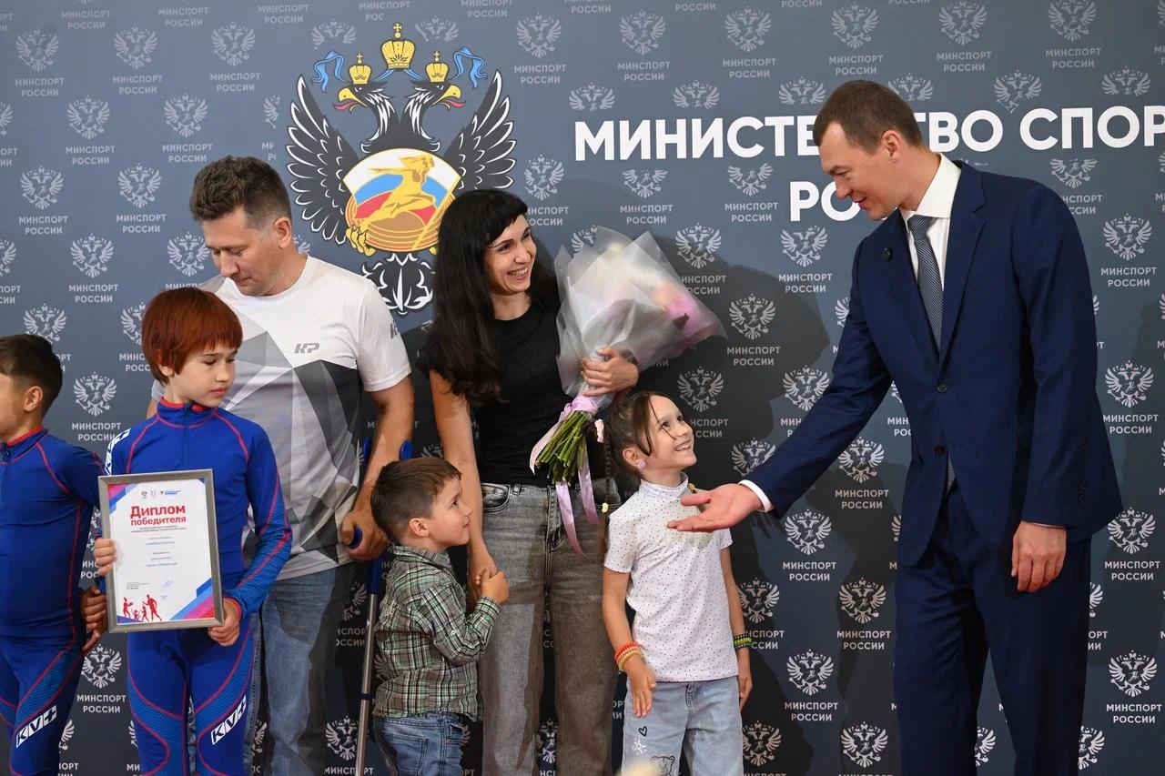 В Москве наградили победителей конкурса Самая спортивная семья России Церемония награждения конкурса проходила в Музее спорта Залы с богатыми коллекциями разнообразных экспонатов размещаются в особняке усадьбы Разумовского в центре Москвы по соседству непосредственно с Министерством спорта Так что Министр спорта Михаил Дегтярев по сути пригласил самые спортивные семьи страны к себе в гости А приехали победители из самых разных уголков России от Приморья до Приволжья Спасибо вам за то что вы делаете за то что увлекаете и близких и окружающих спортом Национальная цель поставленная президентом нашей страны Владимиром Владимировичем Путиным 70 процентов активно занимающихся спортом в 2030 м году Уверен вместе с вами она будет достигнута обратился к семьям победителям Михаил Дегтярев