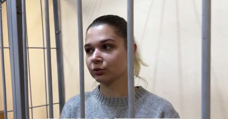 Екатерина Тархова хочет рассказать о совершении нового преступления Внучке экс мэра Самары продлили арест до декабря Обвиняемая в убийстве внучка бывшего главы Самары Виктора Тархова сделала новое заявление Екатерина Тархова во время перерыва в суде рассказала журналистам что неоднократно подавала ходатайство о заключении с ней досудебного соглашения Но по каким то неизвестным причинам прокуратура мне в этом отказывает хотя я хочу дополнить свои показания о совершении нового преступления и также о нахождении останков заявила Екатерина О каком именно новом преступлении идёт речь обвиняемая не пояснила сославшись на тайну следствия Сегодня 1 октября суд Самарского района Самары продлил содержание под стражей Екатерине Тарховой на два месяца до 2 декабря Расследование продолжается Известие о жутком преступлении потрясло всех в начале этого года Арестованная Екатерина Тархова призналась в убийстве Виктора и Натальи Тарховых и рассказала о сообщниках По словам обвиняемой чтобы завладеть имуществом родных она отравила дедушку и бабушку а затем заморозила тела при помощи азота после чего сообщник расчленил их Останки тел обвиняемые раскидали по мусорным контейнерам Их искали на мусорном полигоне Преображенка но безрезультатно Найти части тел Тарховых не удалось до сих пор Соседи Тарховых заявили что видели как Екатерина Тархова выносила из дома пластиковые бочки и наполненные мусорные пакеты Следователям удалось обнаружить следы крови на обуви обвиняемой и частицы кровеносных сосудов жертв в их квартире Кроме уголовного дела об убийстве ч 5 ст 33 п п а ж з ч 2 ст 105 УК РФ Следственный комитет РФ возбудил дело о мошенничестве поскольку Екатерина Тархова успела продать автомобиль Натальи Тарховой В письме арестованная заявила что попала под влияние людей с преступными мозгами Сообщников внучки экс мэра Следком объявил в международный розыск Ими оказались 56 летняя уроженка Самарской области Светлана Метревели обвиняемая в пособничестве в убийстве и её 25 летний племянник Дмитрий Метревели которому предъявлено обвинение в совершении убийства Он заочно арестован В июне в Самаре была задержана прилетевшая из Грузии 78 летняя Таисия Таиса Киселёва родственница Дмитрия Метревели и мать Светланы Метревели Киселёвой инкриминируют мошенничество совершённое в крупном размере ч 4 ст 159 УК РФ По версии следствия действуя в сговоре с внучкой убитых супругов Екатериной Тарховой и другими лицами она мошенническим путем завладела автомобилем Натальи Тарховой Затем продала его местному жителю более чем за один млн рублей Суд Самарского района поместил 18 июня Таисию Киселеву под домашний арест От дачи показаний она отказалась