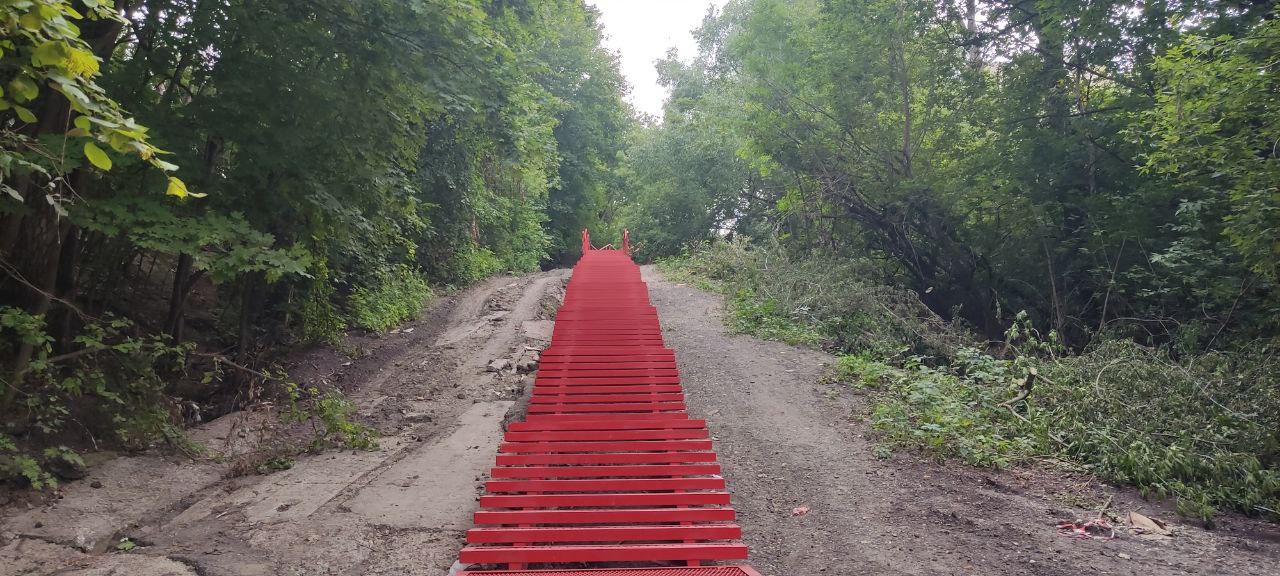 Лестницу с Тропы здоровья на улицу Пацаева  выход в районе телевышки  не успели доделать к обещанному сроку - 1 августа.  По состоянию на вечер 31 июля часть конструкции оставалась без перил.  В планируемый срок сдачи не укладываются не первый раз. Изначально работы хотели закончить до 1 июня.