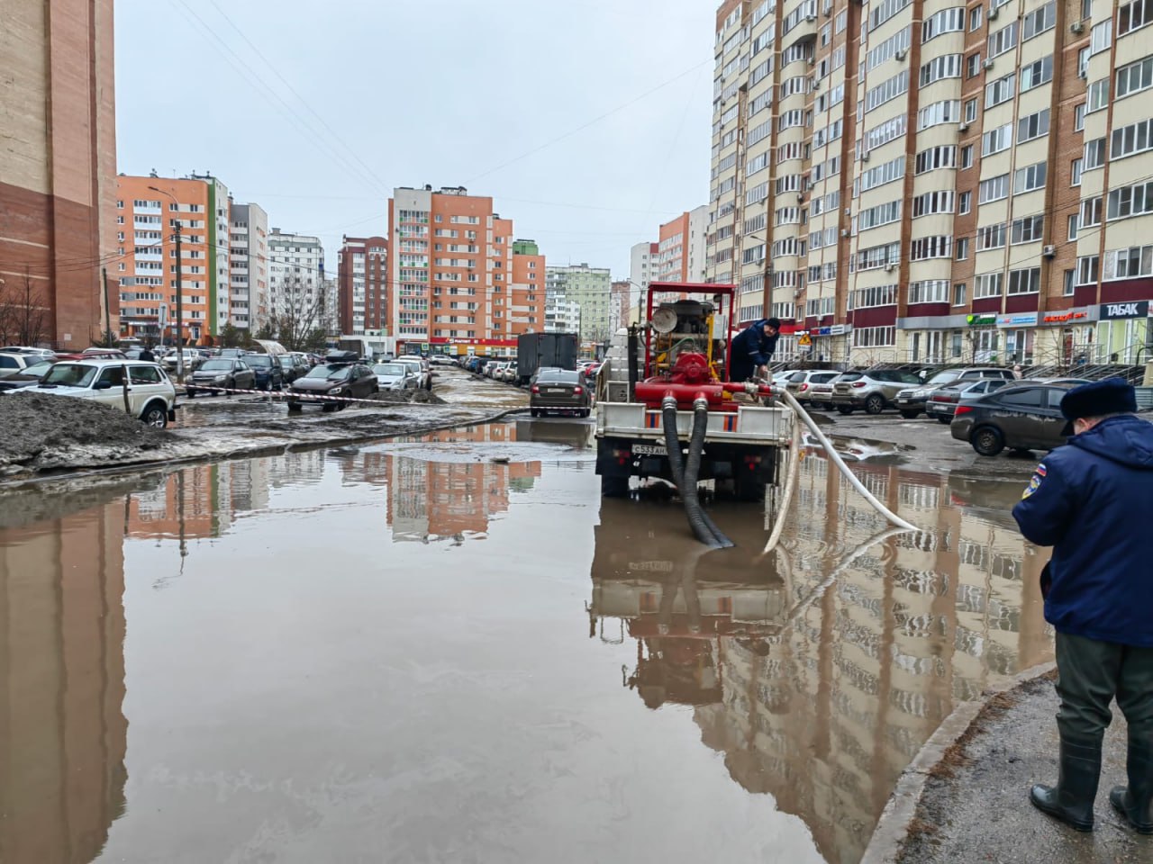 Весеннее очищение    В Уфе в связи с интенсивным таянием снега и осадками в виде дождя фиксируются локальные подтопления. Городские службы оперативно выезжают на такие участки, очищают решетки ливневых колодцев от снега, льда и мусора, а также откачивают воду    Всего с начала весны выполнена   промывка и очистка трубопроводов протяженностью  1  ,1  5  км  произведена очистка 1  3  дождеприемных колодцев  3  1  7  дождеприемников освобождены от снега и льда в местах скопления талых вод    За минувшие сутки в ЕДДС Уфы поступило 6  1  обращение по подтоплениям территорий талыми водами  На данный момент на контроле остаётся 1  7  обращений, остальные устранены. Всего коммунальными службами и спасателями Управления гражданской защиты города откачано более 2  ,5  тыс. кубометров воды