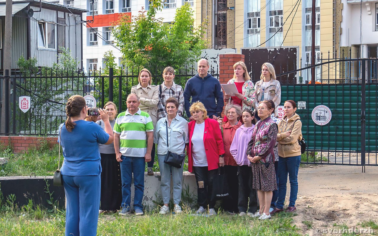 Москва, Кремль, Путину: жители покинутого Андроником Паком Дзержинского записали очередное видеообращение к президенту РФ. В ближайшее время в местной гимназии №5 планируют начать капитальный ремонт, во время которого гимназисты должны будут учиться в новой школе №7. Но школа №7 строится уже 14 лет и никак не достроится, хотя губернатор обещал открыть ее 1 сентября этого года. Не факт, что в сентябре новая школа заработает. Дзержинцы не исключают, что ученики и учителя 5-й гимназии окажутся на улице. «Мы опасаемся, что 1 сентября 2025 года школу №7, сделанную наспех и с большим количеством нарушений, помпезно откроют только для того, чтобы перерезать ленточку и поставить галочки о выполнении работ. А по факту школу сразу же закроют для завершения всех недоделок», - говорится в обращении. Правильно опасаются. Открытие недоделанных и некачественно отремонтированных школ в Подмосковье — явление почти обыденное. Например, новое здание и территорию школы №10 в Жуковском, работающей с 1 сентября 2024 года, доводят до ума до сих пор.