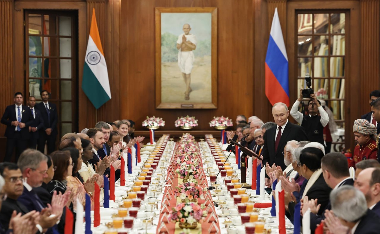 Сморчки и овощные пельмени Путина накормили веганским ужином в Индии Сначала президента потчевали бульоном из листьев моринги и бобов на закуску были фаршированные сморчки кебабы из черного нута и паровые пельмени с овощами и водяным орехом Основными блюдами стали рулет из панира с сухофруктами тушеные бобы со шпинатом фаршированный картофель с йогуртово пряным маринадом рис басмати и мини баклажаны На десерт Путина побаловали миндальной халвой с орехами и индийским мороженым с шафраном После ужина президент России завершил госвизит в Индию и отправился в Москву   Подпишитесь на Абзац TG VK Дзен MAX Rutube