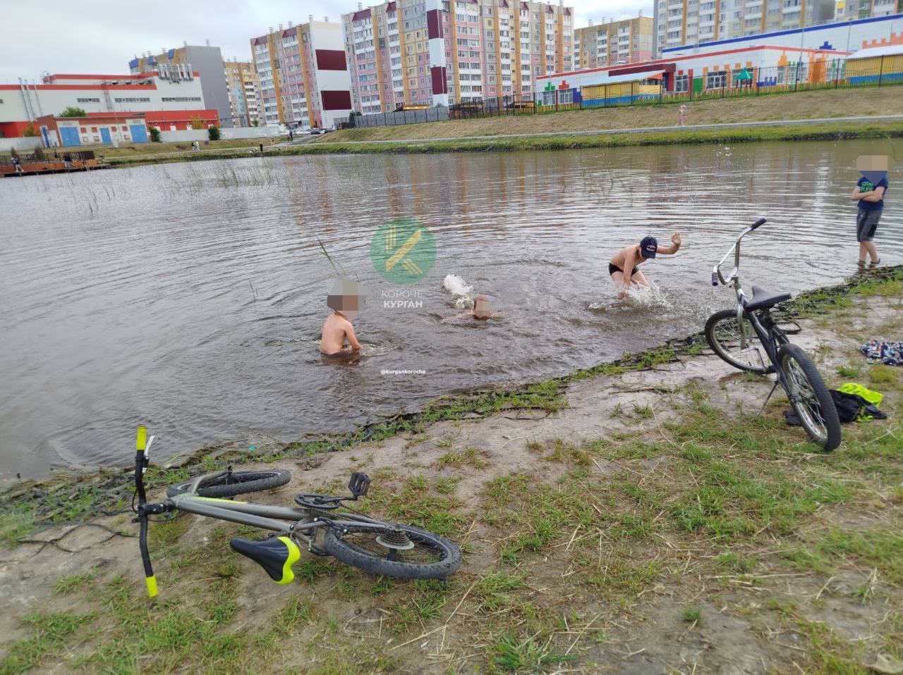 Дети продолжают купаться в Заозёрном Заплывы ребята снова устроили в искусственном водоёме в парке 4 микрорайона. Купание там запрещено, установлены таблички. Напоминаем, купальный сезон ещё не начался. В городе будут открыты три места: на Бабьих песках, бульваре Солнечном и Голубых озёрах. Мы на связи: Подпишись на «Короче, Курган»