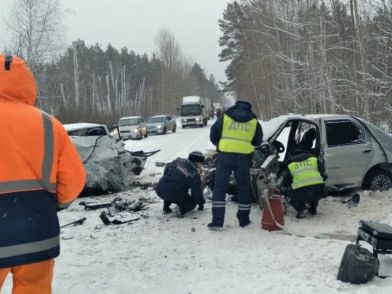 Три человека погибли в ДТП на трассе Волчиха — Новоегорьевское в Алтайском крае.  По данным ГУ МВД региона, сегодня утром водитель ВАЗ-21099 при обгоне столкнулся с Renault Logan.  На месте аварии скончались два человека, находившиеся в салоне ВАЗа, и один в иномарке.  Фото: ГУ МВД по Алтайскому краю   Подписывайтесь на «Ъ-Сибирь»