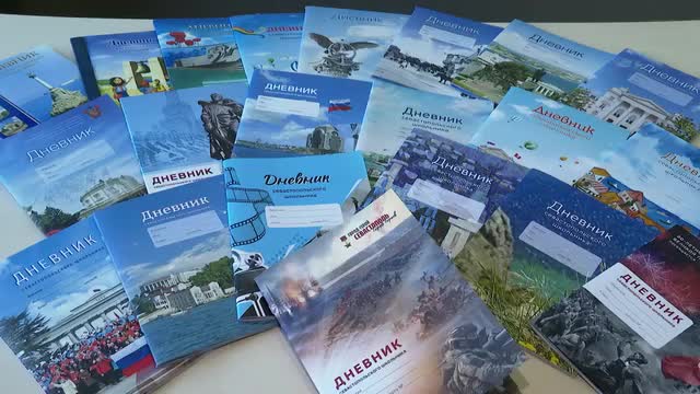 Севастопольские школьники получили новые дневники, посвященные истории города и его героям