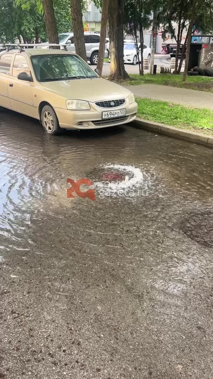 Прорыв водопровода в районе ЗАГСа: коммунальные службы не реагируют