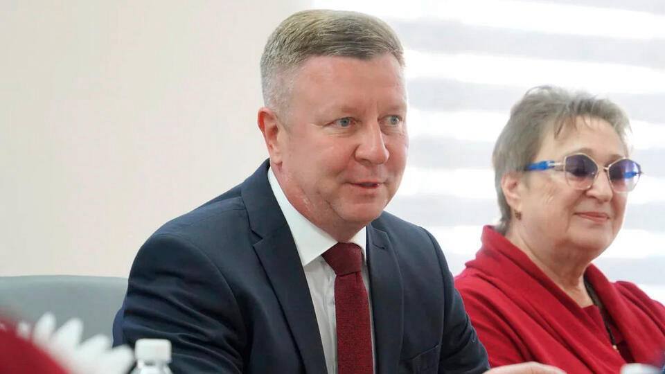 Суд арестовал активы экс главы Крымского района Сергея Леся Геленджикский городской суд арестовал активы принадлежащие экс главе Крымского района Сергею Лесю а также членам его семьи и другим лицам сообщает Коммерсантъ Суд направил в отдел судебных приставов 32 исполнительных листа об аресте имущества Ранее сообщалось что речь идет речь о 130 объектах недвижимости из которых 21 объект земельные участки и здания принадлежит самому Лесю и его семье Лесь был арестован 12 октября по делу о злоупотреблении полномочиями повлекшем тяжкие последствия По версии следствия чиновник незаконно распоряжался участками муниципальной земли передавая ее заинтересованным лицам по заниженной стоимости   свои фото видео и истории присылайте нашему боту prostokrd bot Подпишись на наш канал в Telegram MAX