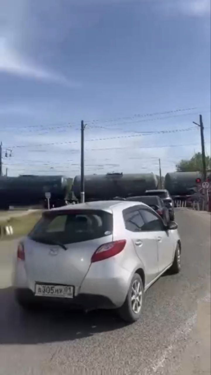 Девушка попала под поезд в районе переезда Афипская - Энем Инцидент произошёл в районе переезда ст. Афипская-Энем 1. Пострадавшую доставили в больницу в тяжёлом состоянии. Её личность устанавливается. На месте работает следственно-оперативная группа Краснодарского ЛУ МВД России на транспорте. Подпишись и поделись! Поддержать канал голосом!