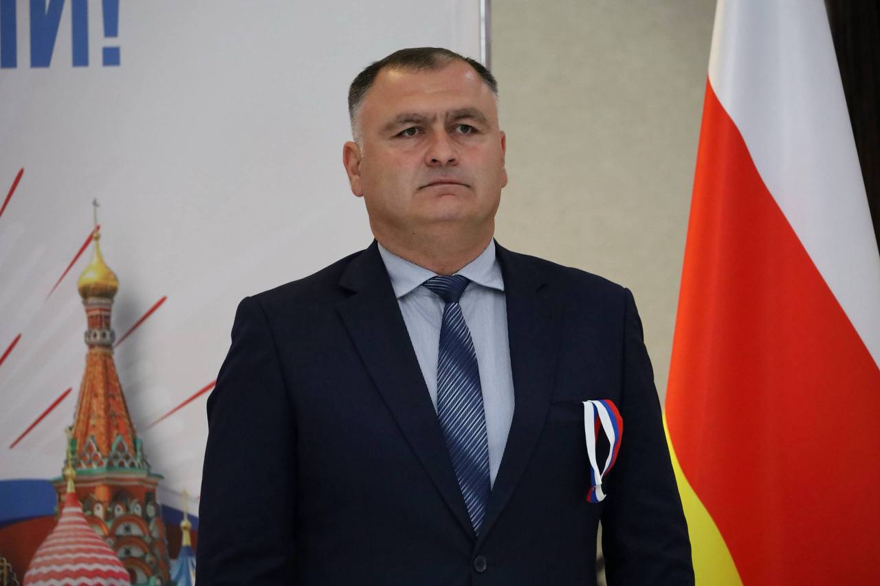 Президент Южной Осетии Алан Гаглоев поздравил сограждан с Днем России, отметив этот праздник как символ единства, суверенитета и нерушимости государства. Текст поздравления опубликован на официальном сайте главы государства. В своем обращении Алан Гаглоев подчеркнул многовековые связи, объединяющие народы Южной Осетии и России, и выразил глубокую благодарность за неизменную поддержку и дружбу, оказываемые Российской Федерацией республике. «Особую значимость российско-югоосетинские отношения приобретают в свете современных вызовов. Уверены, что наше стратегическое партнерство будет и впредь успешно развиваться во благо наших народов, способствуя укреплению мира и стабильности в регионе», – говорится в поздравлении президента. Глава государства пожелал всем мира, добра, благополучия и процветания в этот праздничный день. ИА РЕС