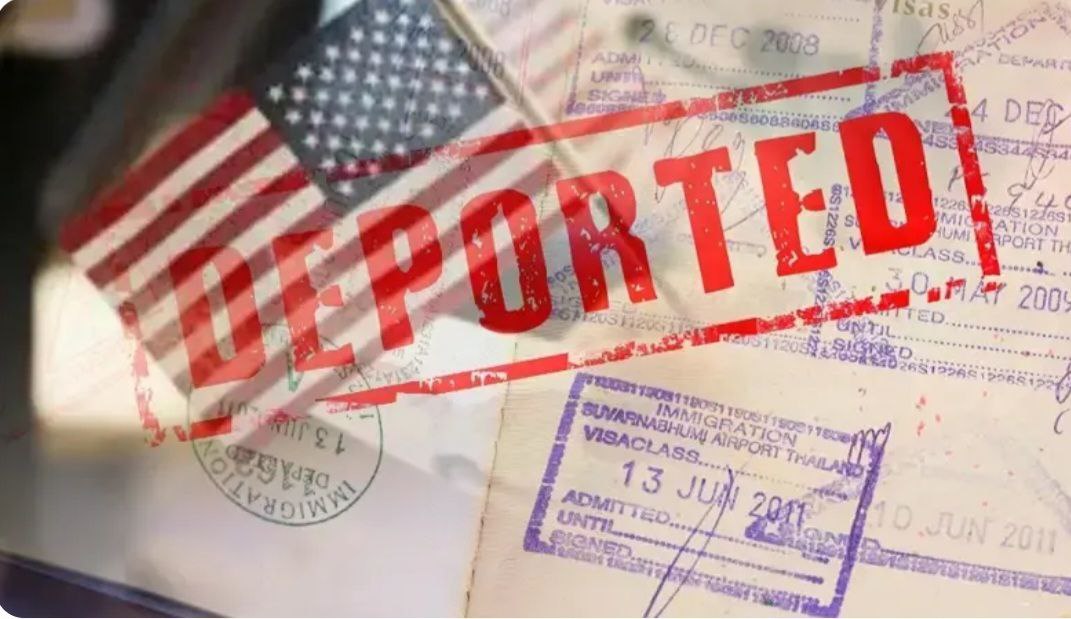 "Нелегалы давай,  до свидания"  В Кыргызстан спецрейсом из США прибыли 25 граждан страны.   Они были возвращены на родину в связи с нарушением миграционного законодательства США, сообщает пресс-служба МИД КР.  В ведомстве напомнили, что в зависимости от порядка депортации, в отношении таких граждан может устанавливаться запрет на въезд в США сроком на 5, 10, 15 лет либо пожизненно.  Попытка незаконного возвращения в США может повлечь уголовную ответственность. МИД рекомендует кыргызстанцам, находящимся на территории США без законных оснований, рассмотреть возможность добровольного выезда, чтобы избежать указанных последствий.  Граждан КР также просят учитывать данные обстоятельства  и при необходимости своевременно обращаться за консультацией в дипломатические представительства и консульские учреждения КР.  Напомним, в июле сообщалось, что власти США  планируют депортировать из Штатов 1 мллн нелегалов. По данным силовиков США, с начала 2025 года из страны выслали 117 тысяч человек. .