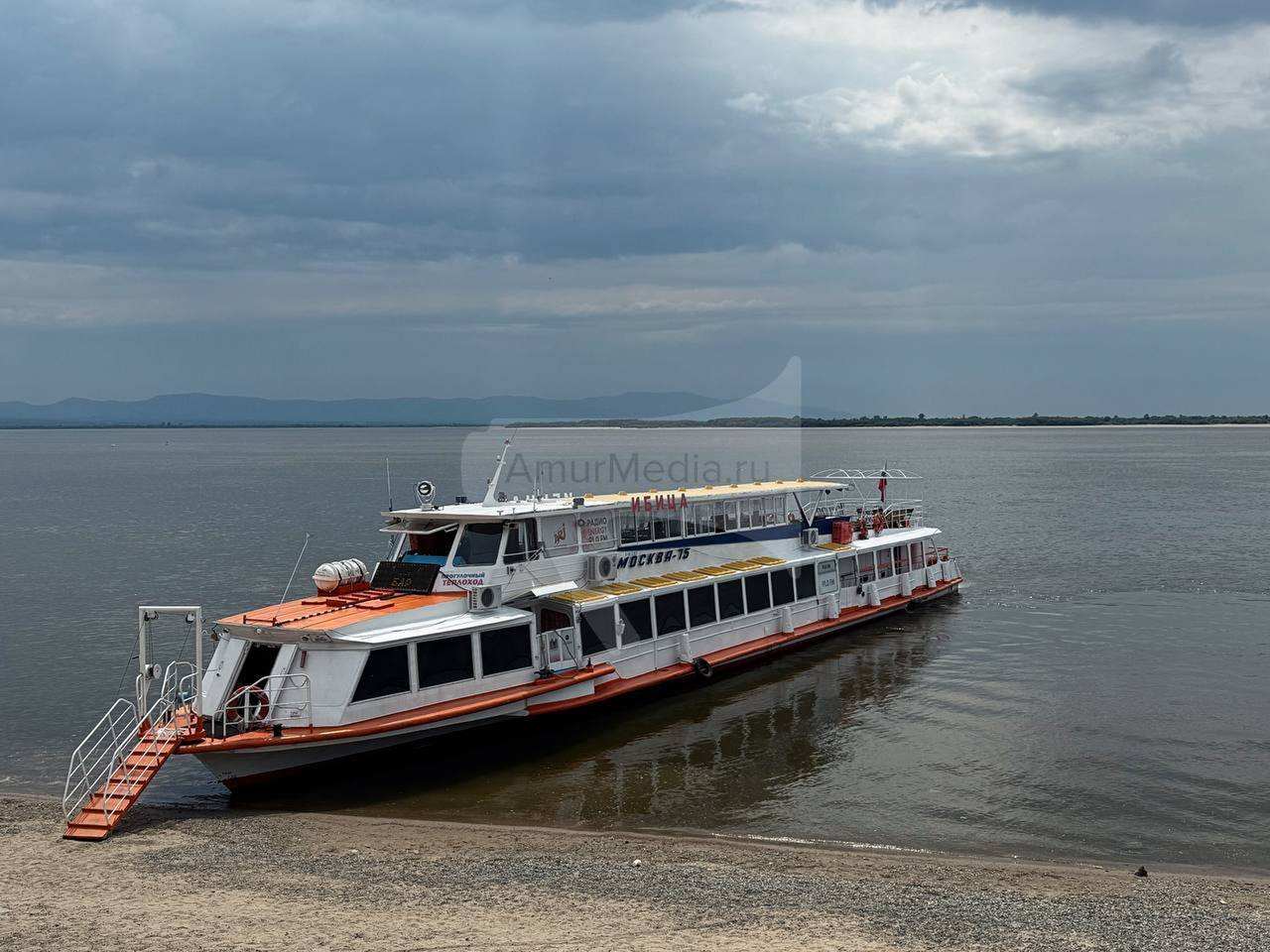 В Хабаровске временно изменится место посадки и высадки пассажиров речного транспорта В связи с подъемом уровня воды в Амуре и проведением ремонтных работ на набережной с 26 сентября остановка Речной вокзал временно закрыта для посадки и высадки пассажиров Все рейсы теплоходов будут отправляться от остановки Прибрежная по обычному расписанию   AmurMedia Прислать новость