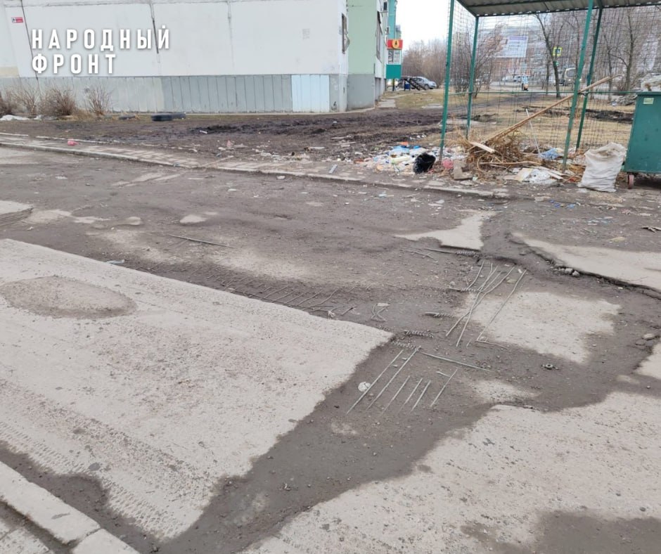 Разрушенные плиты и торчащая арматура: дорогу к новостройкам в микрорайоне Усть-Керепеть нужно срочно ремонтировать. Прокурор Томской области Сергей Ломакин поручил провести проверку по публикации Народного фронта о ненадлежащем состоянии дороги к новостройкам в конце проспекта Ленина в Томске. Жители жалуются, что на въезде в микрорайон Усть-Керепеть из плит торчит арматура, машины протыкают колеса, в межсезонье даже скорая не может туда проехать из-за гигантских луж и грязи. Прокурорская проверка установила, что проезд к новым домам по улице Строевой не отвечает требованиям безопасности. Дорожное полотно имеет многочисленные повреждения. Прокуратура Ленинского района Томска внесла представление мэру города, потребовав привести дорогу в надлежащий вид. Народный фронт обращает внимание городского департамента дорожной деятельности на то, что сейчас в конце проспекта Ленина ведутся дорожные работы по капремонту проезжей части. И нужно обязательно одновременно привести в порядок также въезд в микрорайон.