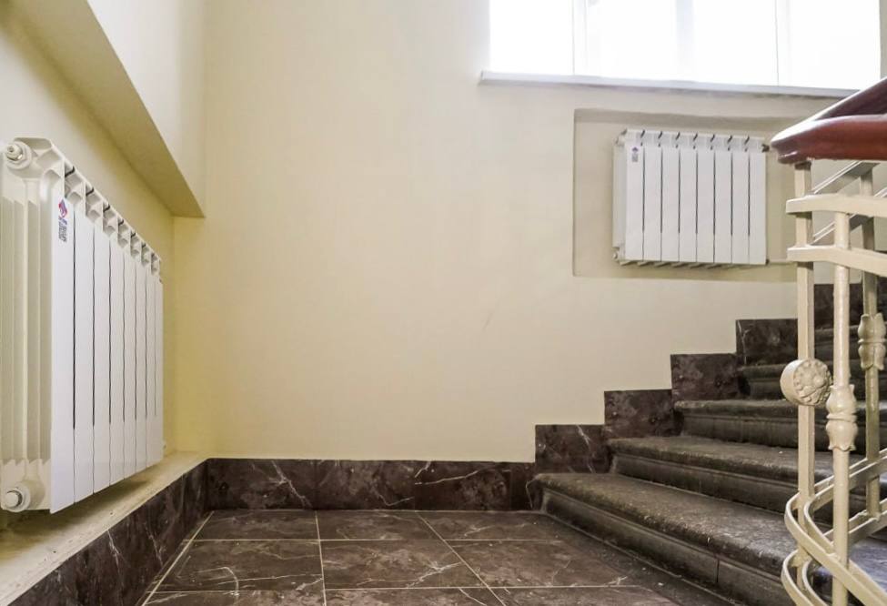 Около 4 тыс систем отопления водоснабжения и водоотведения заменили в жилых домах в рамках региональной программы капитального ремонта многоквартирных домов Московская программа капитального ремонта один из самых масштабных проектов модернизации жилья не только в России но и в мире В нее вошли около 30 тыс домов общей площадью более 300 млн квадратных метров За время реализации программы с 2015 года в более чем 12 тыс жилых домов обновили инженерные системы что позволило продлить срок их службы и обеспечить безопасную эксплуатацию В этом году заменили около 4 тыс систем отопления водоснабжения и водоотведения рассказал заместитель Мэра Москвы Петр Бирюков Больше всего таких систем обновили в ЦАО 1 357 САО 658 и СЗАО 290 В рамках капремонта меняем основные системы холодного и горячего водоснабжения центрального отопления водоотведения все изношенные трубопроводы задвижки опорные конструкции различные соединительные элементы радиаторы и конвекторы в квартирах и местах общего пользования В работах используем исключительно отечественные материалы отвечающие всем требованиям надежности и долговечности Например при замене системы центрального отопления устанавливаем российские биметаллические радиаторы обладающие высокими показателями энергоэффективности или современные мощные конвекторы