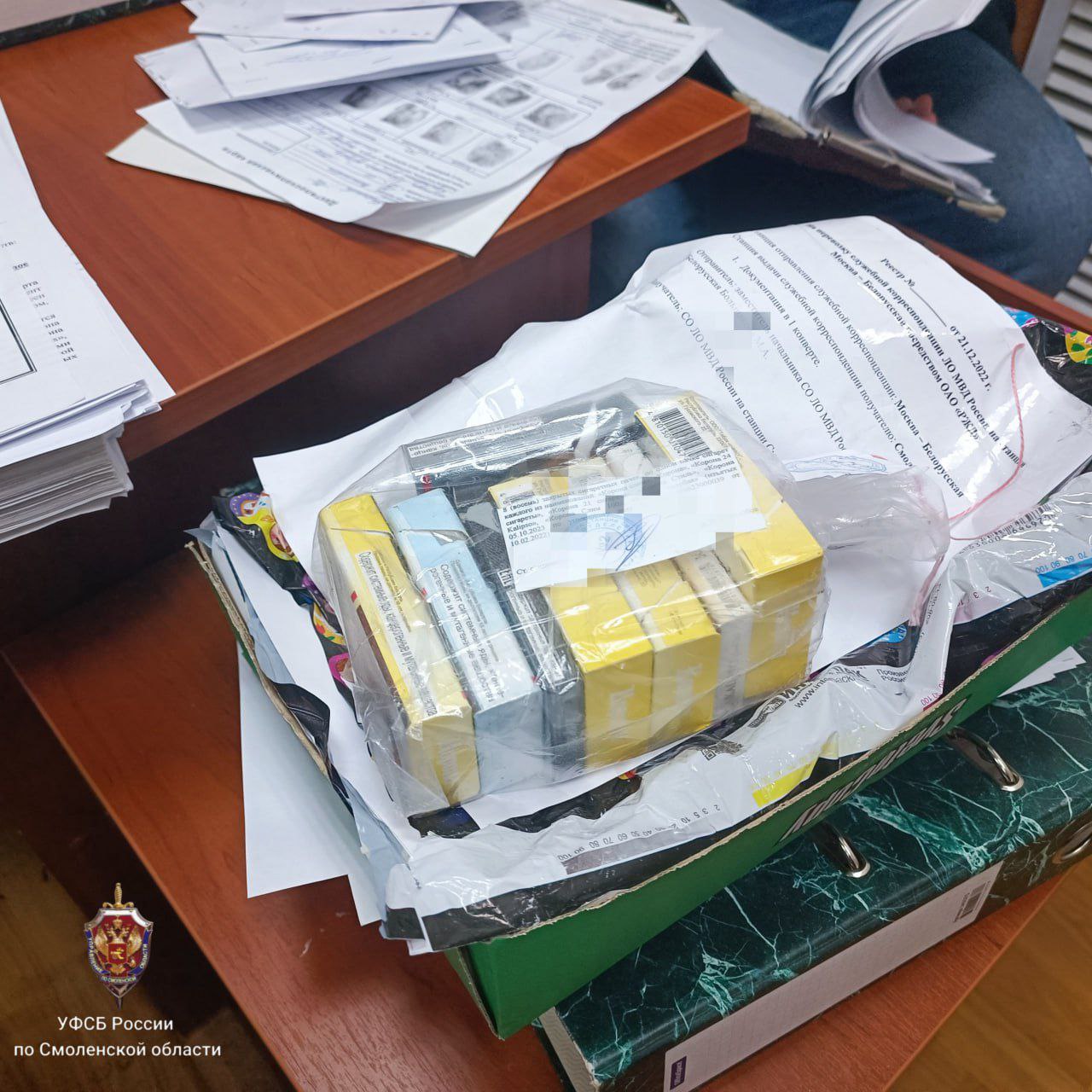 Двух бывших сотрудников смоленской полиции осудили на 7 лет колонии за организацию схемы возврата конфискованного автомобиля с контрафактом. Замначальника отделения и его подчинённый за взятку в 1 млн рублей подставили невиновного человека, который "признался" в контрабанде табака, после чего машину вернули владельцу. Один получил строгий режим и штраф 3 млн рублей, второй - общий режим. Преступление вскрыла ФСБ. #Новости