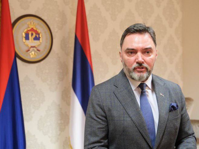 Заместитель председателя Совета министров министр внешней торговли и экономических связей Сташа Кошарац отклонил приглашение принять участие во встрече министров экономики Берлинского процесса которая состоится 16 октября в Лондоне из за враждебного отношения Великобритании к Республике Сербской Абсолютно правильное решение по отношению к тем кто делает все для уничтожения РС Напомню что Милорад Додик не раз прямо говорил что во внутренние дела Республики Сербской больше всех вмешиваются Лондон Вашингтон и Берлин Глава РС также запретил всем политикам в РС общаться с американскими и британскими дипломатами и посольствами а до этого остановил деятельность британских фондов и НКО разрабатывает закон об иноагентах и возвращает полномочия А также недавно заявил что сейчас самое время отказаться от евроинтеграции Вот как нужно вести себя с теми кто вмешивается в твои внутренние дела Зато в Белграде британских политиков продвигающих албанские интересы встречают все РеспубликаСербская vestniksrb главное о Сербии и Балканах
