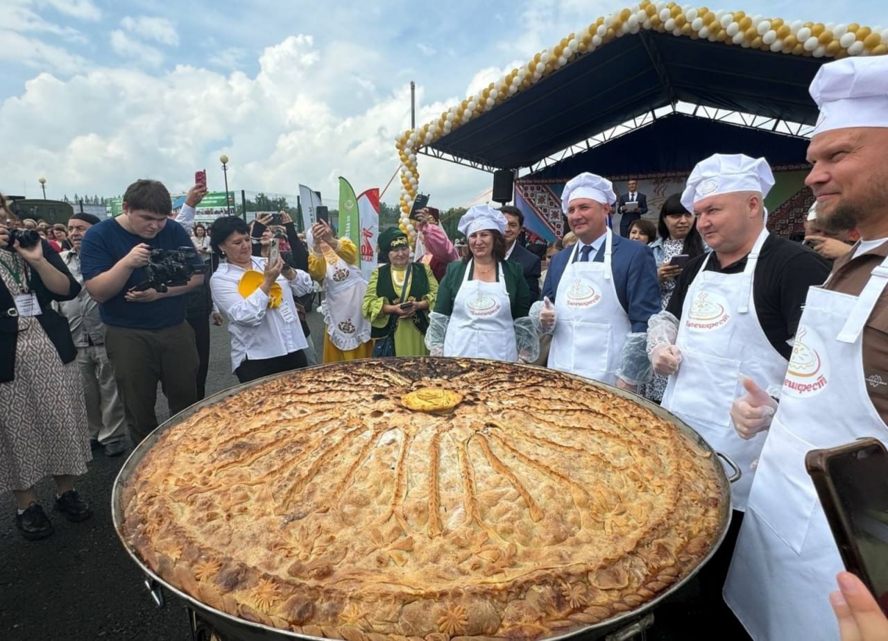В Буздякском районе прошел фестиваль национальной кухни «Бэлешфест-2025». К празднику местные жительницы испекли зур-бэлеш весом в 250 килограмм. Для бэлеша-рекордсмена изготовили специальную печку и сковороду диаметром два метра.