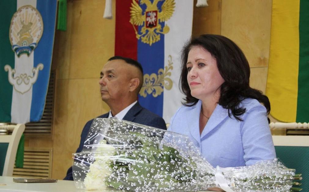Куюргазинский район Башкирии возглавила Лира Терегулова Депутаты Куюргазинского района Башкирии назначили главой администрации Лиру Терегулову. Заседание прошло в среду, 13 августа, в нем принял участие и. о. руководителя администрации главы региона Искандар Ахметвалеев. Лира Терегулова ранее занимала в районной администрации пост исполняющего обязанности замглавы по социальным вопросам. До этого работала начальником отдела допобразования и воспитания в Минобразования и науки Башкирии ныне Минпросвещения РБ . Как писал РБК Уфа, в начале июля пост главы Куюргазинского района Башкирии покинул Юлай Ильясов, возглавлявший муниципалитет с апреля 2019 года. Исполняющим обязанности главы был назначен первый замглавы по сельскому хозяйству Урал Ибрагимов. РБК-Уфа