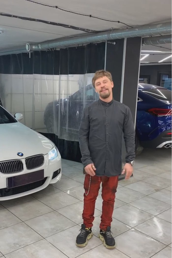 Звезда Кадетства Головин снова в розыске из за штрафов Актёр Александр Головин известный по сериалу Кадетство во второй раз за последние 10 месяцев объявлен в розыск судебными приставами За последние три года у артиста накопилось почти 40 судебных производств настоящая юбилейная серия неприятностей На этот раз Головина разыскивают за неоплаченные штрафы за нарушения ПДД которые он продолжает собирать на своём белом BMW Общая задолженность актёра перед приставами составляет 1500 рублей а всего не оплачено штрафов на сумму 7500 рублей Основная часть за превышение скорости также актёр неоднократно нарушал правила ремней безопасности и дорожные знаки С 2022 года это уже 38 е судебное производство против Головина В последний раз приставы объявляли его в розыск в октябре прошлого года что превращает историю с актёром в настоящую хронику штрафных приключений Осташко Музыка подпишись