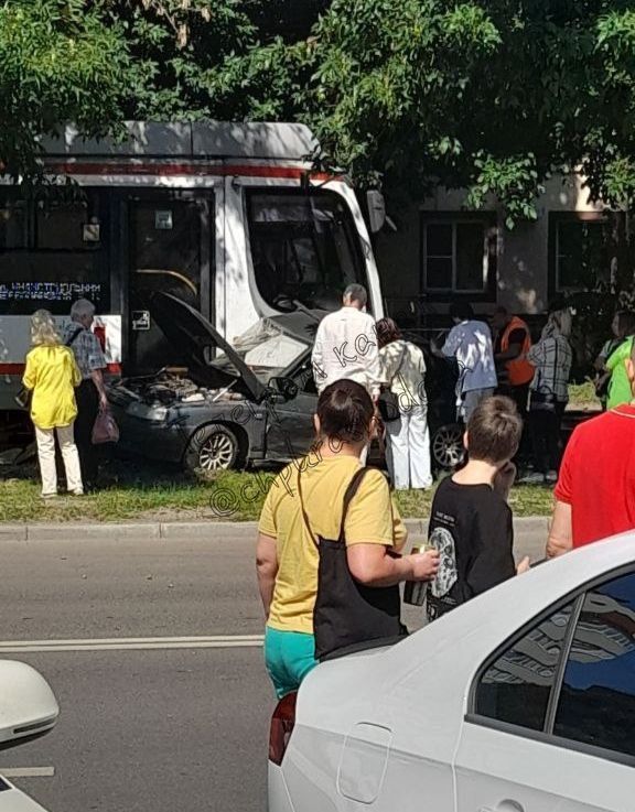 Утром произошло дорожно-транспортное происшествие на улице Стасова, что привело к временной приостановке движения нескольких трамвайных маршрутов.   ЧП Краснодара и края