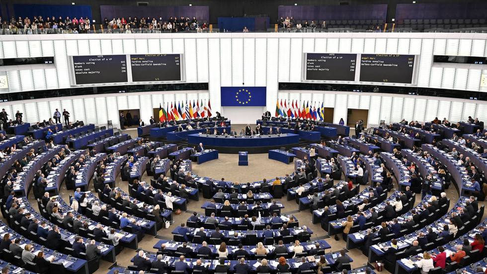 9 октября Европейский парламент впервые проведет голосование по двум резолюциям которые призваны выразить недоверие Европейской комиссии сообщает представитель ЕП