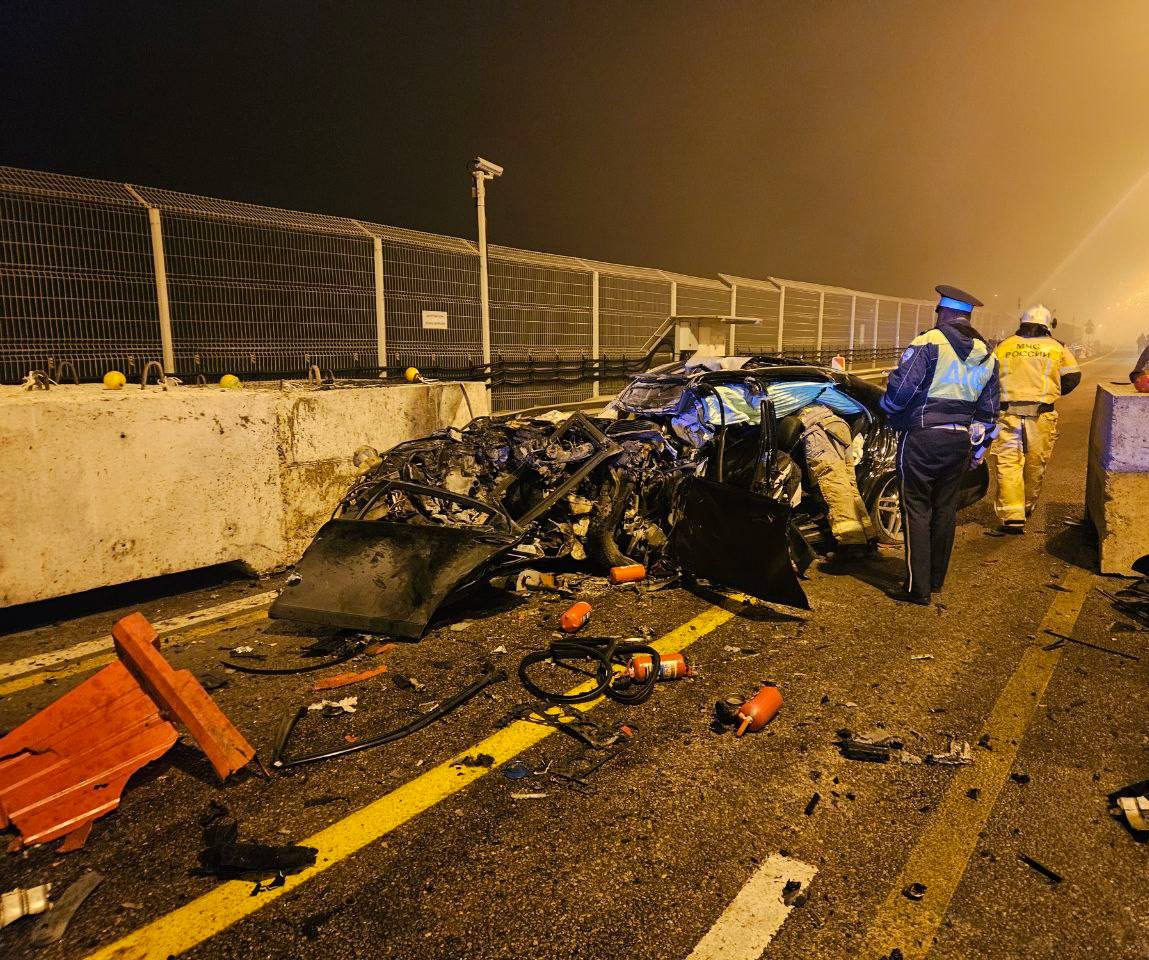 Два человека погибли в результате ДТП на Крымском мосту когда водитель Мерседеса при обгоне автобуса столкнулся с бетонным ограждением пишет прокуратура Крыма Также сообщается что двое несовершеннолетних госпитализированы Фото публикует Telegram канал МВД Крыма Подписаться на РИА Новости