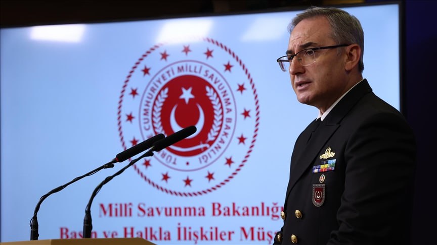 Министерство обороны Турции объявило что 49 сирийских курсантов военнослужащих завтра начнут обучение в турецких военных академиях в рамках совместной инициативы по сотрудничеству в области обороны направленной на укрепление безопасности и обороноспособности Сирии Выступая на брифинге для прессы в Анкаре представитель министерства Зеки Актюрк заявил что учебная программа подпадает под действие Совместного меморандума о взаимопонимании по обучению и консультированию подписанного между Турцией и Сирией 13 августа По данным министерства в состав сирийской группы входят 10 курсантов сухопутных войск 18 курсантов военно морского флота и 21 курсант военно воздушных сил которые должны начать обучение в пятницу