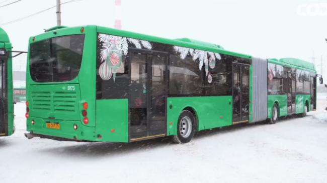 В Челябинск прибыли новые автобусы гармошки   www up74 ru articles news 168039 Еще два автобуса выйдут на самый загруженный маршрут 64 Машины были закуплены предприятием МУП СОД за счет собственных средств при поддержке главы города Алексея Лошкина сообщили в мэрии Теперь на маршруте 64 будут курсировать уже 29 автобусов особо большого класса Кстати борта вновь поступивших автобусов украшены изображениями елочных игрушек из добрых советских открыток 1980 х годов