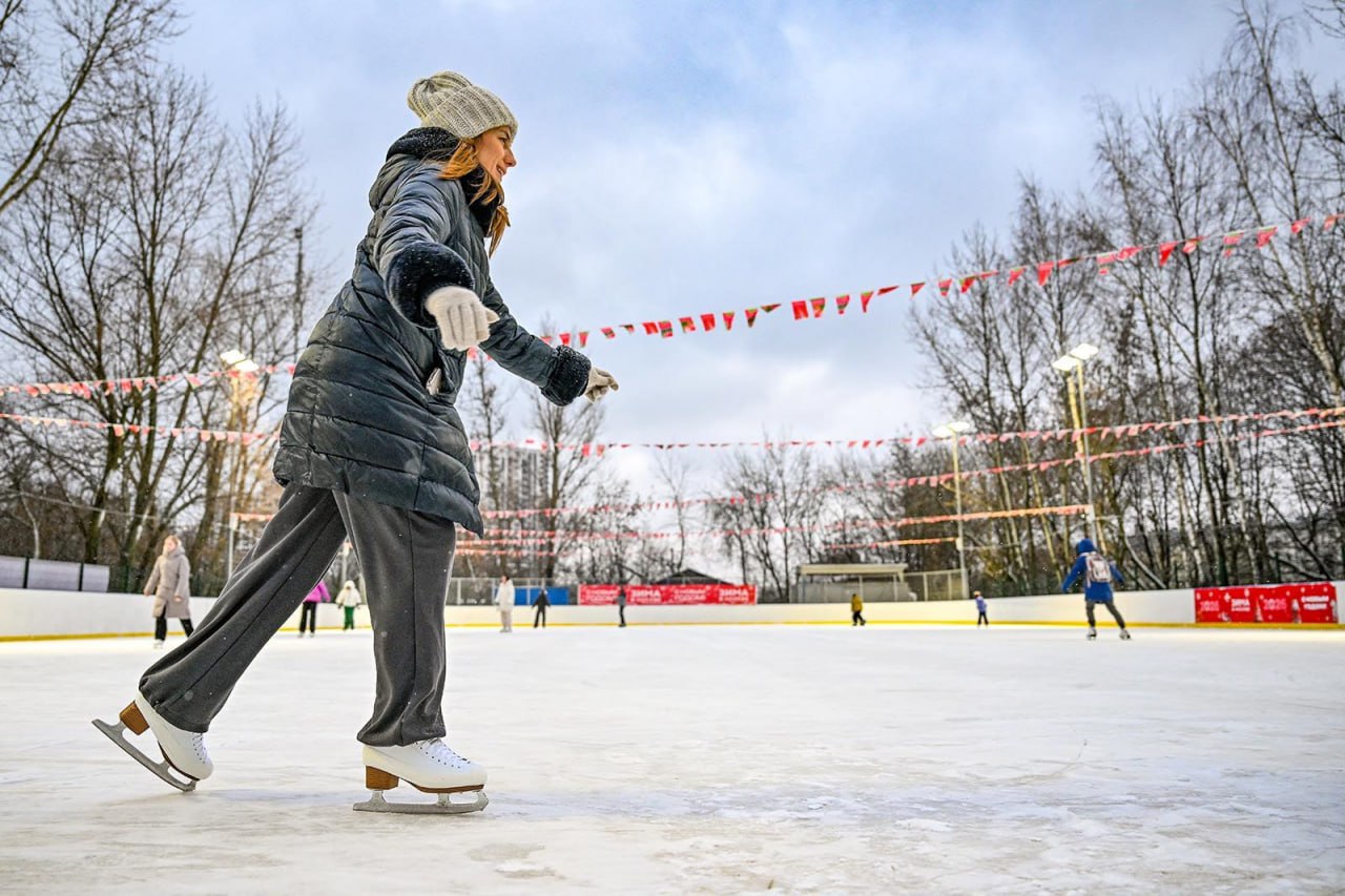 Во всех районах Москвы появятся бесплатные катки с пунктами проката и медпомощи Некоторые великие спортсмены начинали путь на скромных ледовых площадках в московских двориках Мы продолжаем эту традицию и в ходе комплексного благоустройства создаем бесплатные катки в каждом районе рассказал Сергей Собянин Больше новостей в Daily News