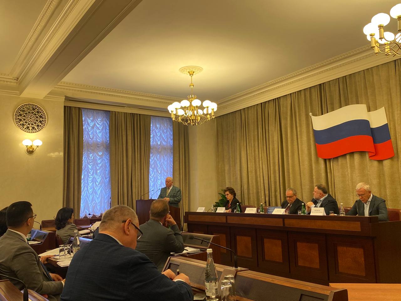 Вячеслав Фетисов обещал поддержать СПЧ по теме развития санаторно курортной отрасли Специалистов у нас достаточно соответствующий опыт есть Бизнес тоже должен быть ответственным за здоровье своих кадров он мог бы выступать как источник софинансирования Например Норникель сохранил санаторий в Сочи и постоянно возит туда своих сотрудников Есть другая проблема местные власти не всегда бережно относятся к природным ресурсам Если они добывают золото и оставляют после себя лунный пейзаж разрушая экологический феномен то нужно ли давать лицензию на добычу ископаемых которая точно разрушит экосистему Я в курорты верю я на них состоялся вырос буду поддерживать вас в этой работе заявил депутат Госдумы председатель ВООП Вячеслав Фетисов на расширенном заседании СПЧ на тему развития санаторно курортного комплекса РФ
