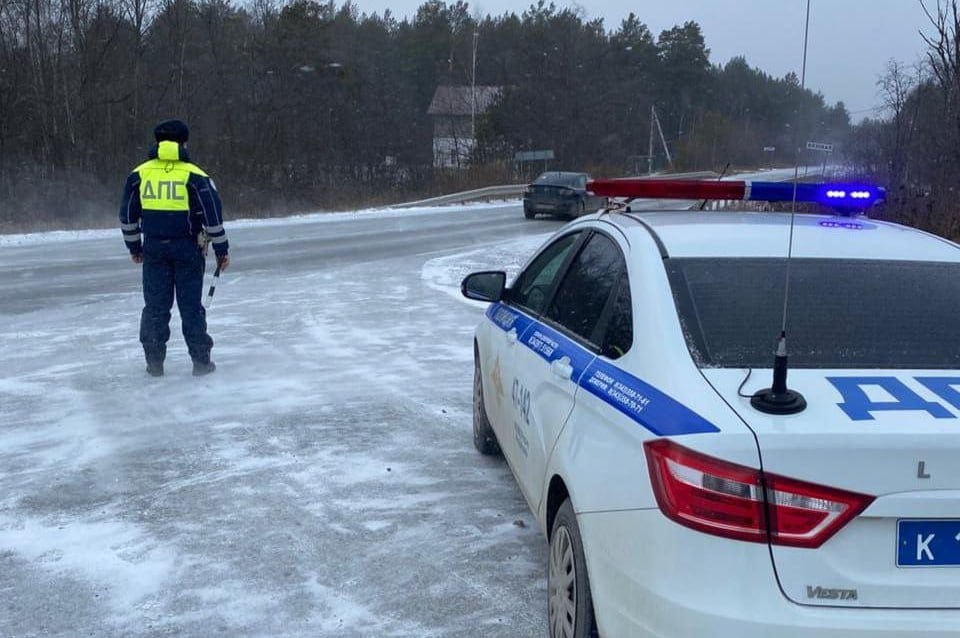 В Свердловской области из-за непогоды случилось 61 авария  Такое количество инспекторы зарегистрировали за прошедшие сутки  2 ноября . Данные по сегодняшнему дню будут только завтра утром.  Основная причина аварий — гололед и плохая погода. Наиболее опасно сейчас на трассах северно-западной части региона. Там вчера прошел дождь со снегом.  Инспекторы просят водителей быть аккуратными.  Фото: пресс-служба ГИБДД Свердловской области