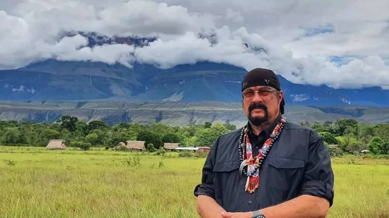 Стивен Сигал сыграет главную роль в фильме который снимут на Алтае В 2026 году в производство планируют запустить три российско американских фильма с актером Стивеном Сигалом в главное роли Одной из съемочных локаций станет Алтай сообщает ТАСС