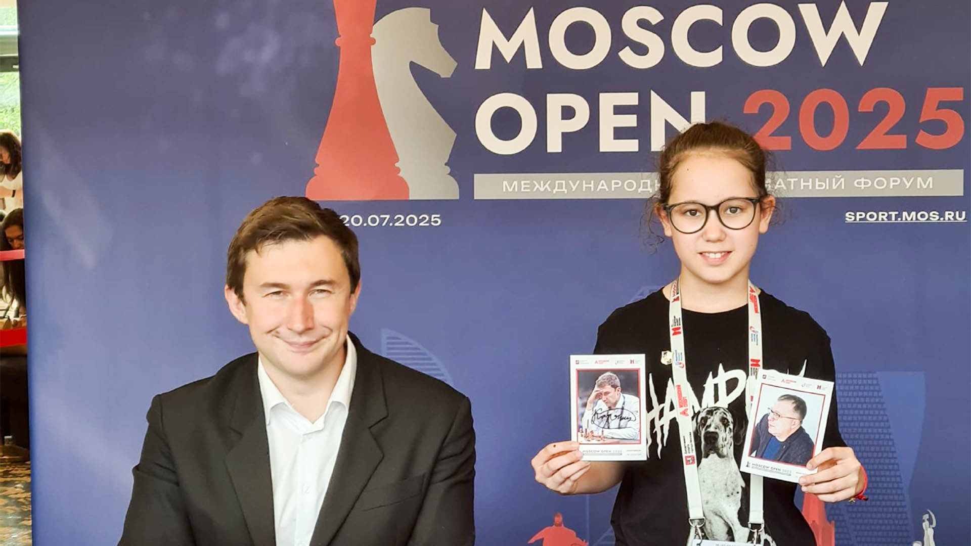 Шахматистка из Комсомольска вошла в десятку лучших на международном турнире в Москве  На выходных в Москве завершился международный шахматный турнир «Мoscow Open 2025». Комсомольчанка Елена Шестоперова, спортсменка СШОР-1, набрала на турнире 6,5 очков из 9 возможных и заняла 8 место из 84 участников. Для турнира такого уровня это очень крутой результат! После окончания матча Елена успела пообщаться с Чемпионом Мира по «рапиду» и «блицу» Сергеем Карякиным и взять у него автограф. Тренирует спортсменку Олег Милованов.  Отметим, что чемпион России до 11 лет хабаровчанин Даниил Каминский набрал на том же турнире 7 очков из 9 возможных и занял 6 место из 150 участников.