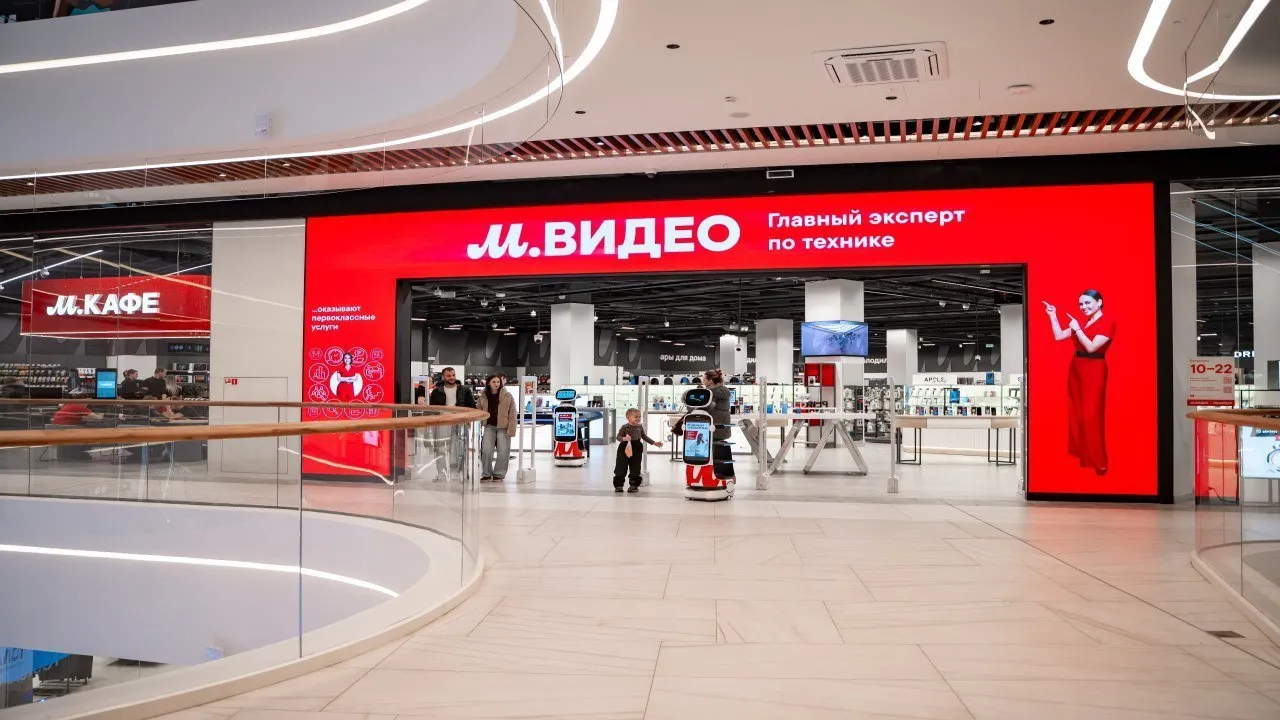 Доля собственных торговый марок в обороте М Видео по итогам 2025 года достигла 3 увеличившись с 1 6 годом ранее и 1 2 в 2023 году Таким образом за два года показатель вырос в 2 5 раза прибавив 1 8 п п СТМ это стратегический инструмент управления предложением Он позволяет быстрее реагировать на изменения спроса гибко формировать ценовое позиционирование и повышать эффективность бизнеса за счет оптимизации цепочек поставок и работы с производителями MVID jkinvest news jkinvest