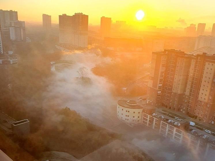 Новосибирцы пожаловались на очень грязный воздух.   В Заельцовском районе красивый туман ещё и опасен. Спецы Западно-Сибирского УГМС рассказали, что уровень загрязнения аммиаком — 1.0 ПДК. Режим "чёрного неба" продлили до обеда воскресенья.  В это время в воздухе сложится неблагоприятные метеорологические условия для рассеивания вредных примесей первой степени опасности. Предприятиям выносят предписание по сокращению выбросов, а горожанам рекомендуется сократить время пребывания на улице и, по возможности, не пользоваться автомобилем или пользоваться реже.  НОВОСТИ и ТОЧКА!   Подписаться