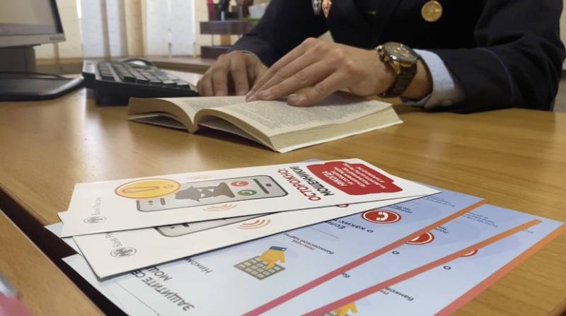 В Приморье  мужчина лишился денег, пытаясь купить автомобиль   В дежурную часть межмуниципального отдела МВД России «Арсеньевский» с заявлением о хищении денежных средств обратился 45-летний местный житель.  Заявитель рассказал, что в  Интернете увидел объявление о продаже автомобиля, который привлек его внимание.   Решив его приобрести, он позвонил по номеру, указанному в объявлении. Продавец попросил предоплату.   Чтобы не упустить автомобиль, потерпевший перевёл мошеннику 75 тысяч рублей. После чего лже-продавец перестал выходить на связь.  Осознав, что стал жертвой аферистов, потерпевший обратился в полицию.   Возбуждено уголовное дело по части 2 статьи 159 Уголовного кодекса Российской Федерации «Мошенничество, с причинением значительного ущерба». Санкция статьи предусматривает наказание в виде лишения свободы на срок до пяти лет.    Полиция Приморья