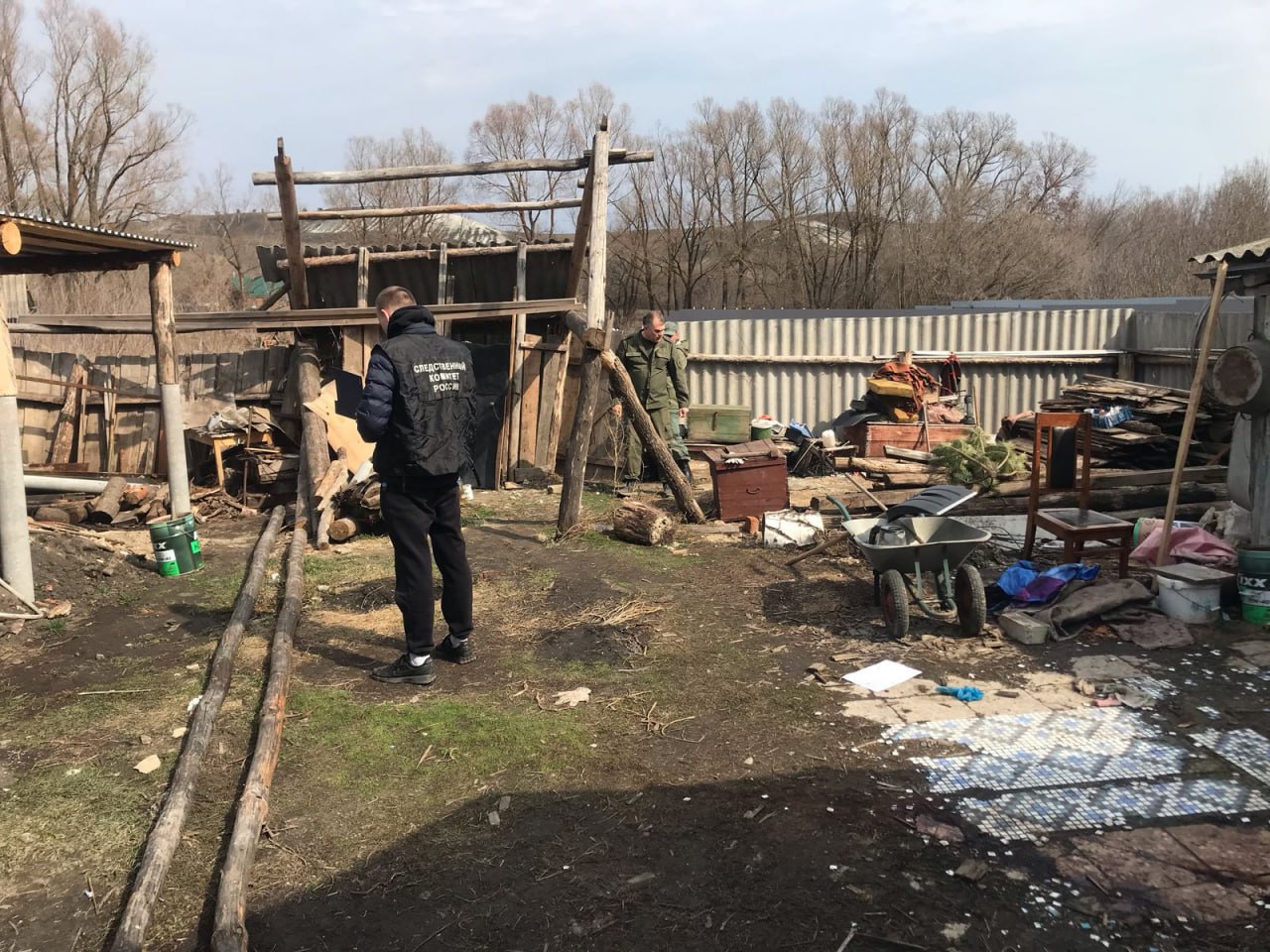 Завершено расследование уголовного дела по обвинению несовершеннолетнего в убийстве малолетней в Тереньгульском районе Ульяновской области Следователем Железнодорожного межрайонного следственного отдела СУ СК России по Ульяновской области завершено расследование уголовного дела по обвинению несовершеннолетнего местного жителя в совершении убийства 13-летней девочки с особой жестокостью пп "в", "д" ч. 2 ст. 105 УК РФ . Следствием установлено, что в ночь с 3 на 4 апреля 2025 года обвиняемый пришел во двор дома, где проживала потерпевшая, и, испытывая к ней личную неприязнь, используя в качестве оружия различные предметы, в том числе топор, нанес ей множественные удары по голове, шее и телу, от которых малолетняя скончалась на месте происшествия. По ходатайству следователя в отношении обвиняемого судом избрана мера пресечения в виде заключения под стражу, которая продолжает действовать в настоящее время. Расследование завершено, уголовное дело с утвержденным обвинительным заключением направлено в суд для рассмотрения по существу.