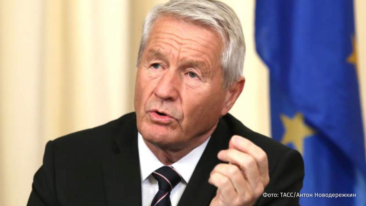 Экс генсек Совета Европы Торбьорн Ягланд пытался совершить суицид на фоне расследования его связей с осужденным за секс торговлю финансистом Джэффри Эпштейном сообщил портал iNyheter со ссылкой на источники Ягланд неделю назад был госпитализирован после попытки самоубийства говорится в материале Источник портала оценивает состояние политика как серьезное Возможной причиной поступка стало обвинение в коррупции предъявленное 12 февраля и расследование связи с Эпштейном По данным следствия в 2011 2018 годах политик и его родственники несколько раз останавливались в квартирах Эпштейна в Париже и Нью Йорке а также на его вилле в Палм Бич во Флориде Кроме того Эпштейн предположительно оплачивал перелеты близких Ягланда и предлагал ему оплатить поездку на Карибы Экс премьер также просил финансиста помочь с банковским кредитом уточняет портал Ягланд занимал пост премьер министра Норвегии с 1996 по 1997 год Он также был председателем Совета Европы в 2009 2019 годах Больше новостей IZ RU в MAX