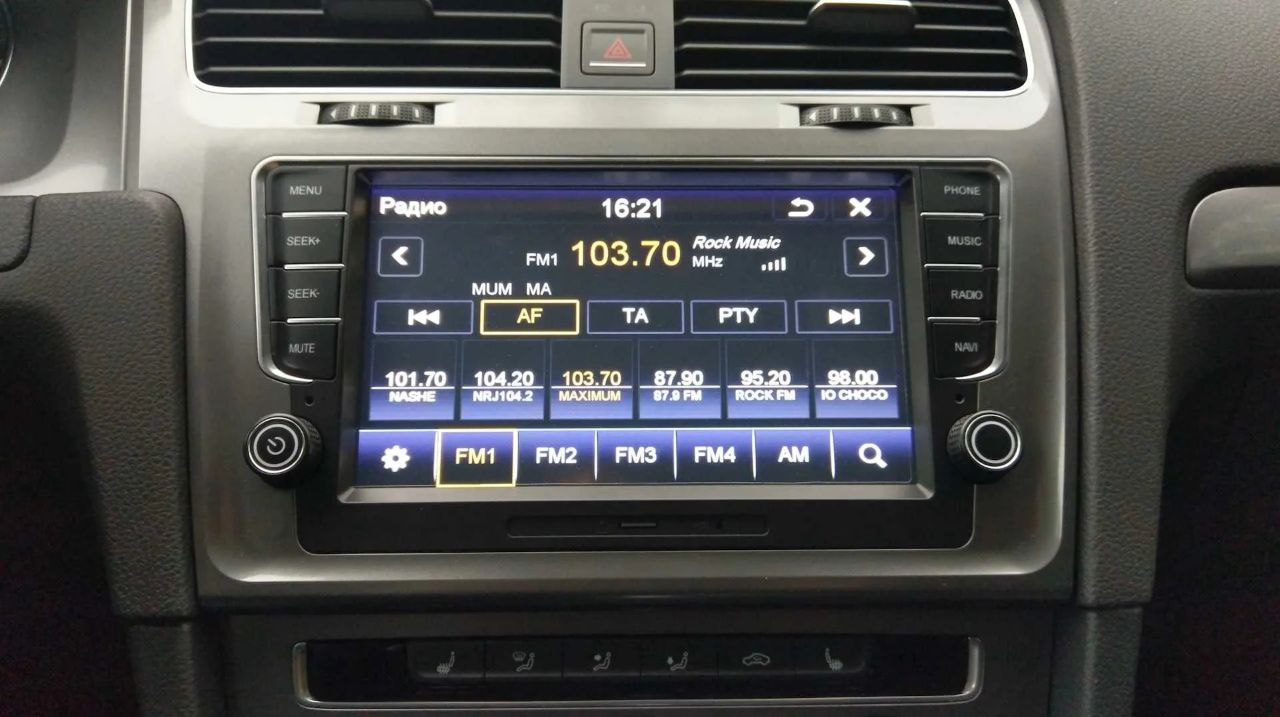 Импортируемые в Россию автомобили предложили оснащать обязательными FM-приемниками и предустанавливать на них российский индустриальный радиоплеер.  Идею включить такое требование в Концепцию развития телерадиовещания до 2035 года активно продвигают радиохолдинги, рассказали РБК источники на медиарынке. Позиция отрасли состоит в том, что радио остается самым охватным медиа, а в случае чрезвычайных ситуаций - еще и самым оперативным. При этом в большинстве импортируемых автомобилей, особенно китайских, нет ни FM-модулей для приема радиосигнала, ни настроенного интернет-вещания.