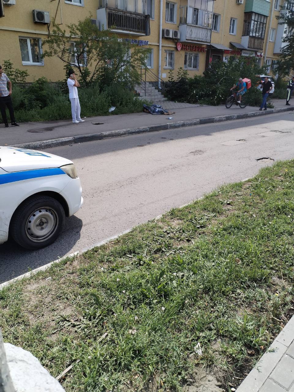 Жуткая авария на проспекте Ленина — пьяный водитель на каршеринге насмерть сбил пешехода на тротуаре  На скорости он вылетел на встречку, пересёк три полосы, пробил разделительную и дублёр, а затем на тротуар сбил пешехода. От удара человек погиб на месте.  После этого машина врезалась в дерево и фасад дома. Водителя задержали.  Все автомобильные новости здесь Подписывайтесь   AvtoNewsNN