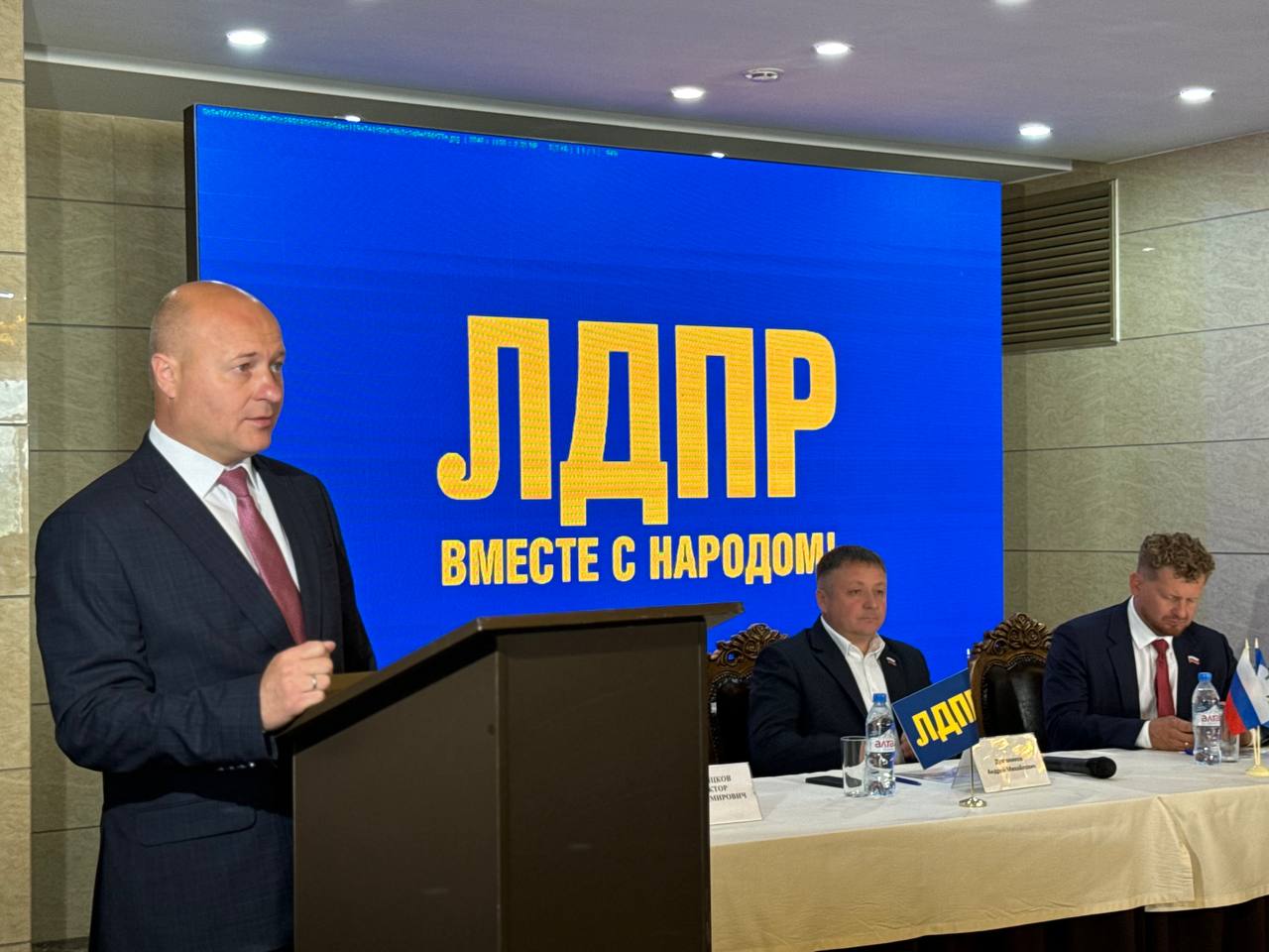 Партийная конференция ЛДПР, которая прошла сегодня, 28 июня, выдвинула не только кандидата в губернаторы, но и кандидатов на муниципальные выборы На партийной конференции Иркутского регионального отделения партии ЛДПР помимо кандидата на выборы губернатора Иркутской области которым стал Виктор Галицков также были выдвинуты кандидаты на муниципальных выборах в Братском в том числе глава Вихоревки , Баяндаевском, Жигаловском, Зиминском, Мамско-Чуйском, Качугском, Усольском, Ольхонском, Слюдянском и Эхирит-Булагатском районах. За выдвинутые кандидатуры проголосовал 31 делегат. После чего конференцию закрыли, а в местных отделениях других территорий кроме уже выдвинутых проводятся общие собрания по выбору делегатов на следующую партийную конференцию ЛДПР, которая состоится 4-го июля.