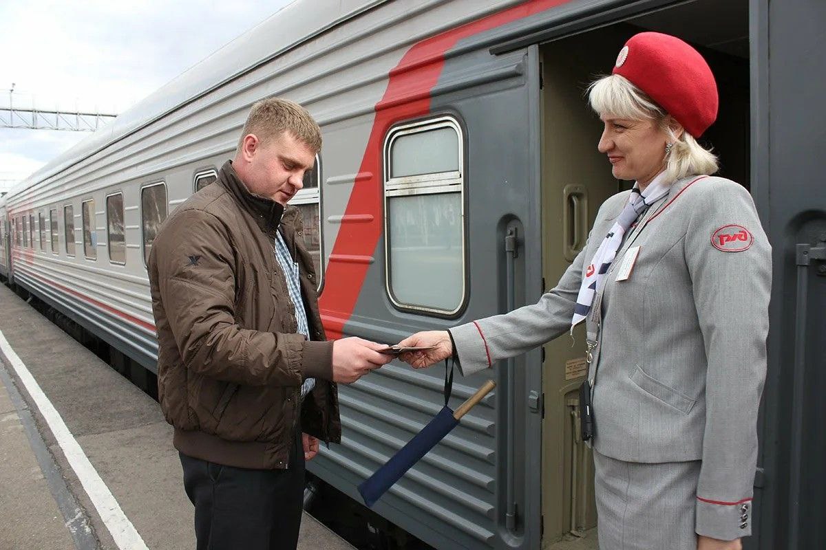 Посадка в поезд в России по биометрии при ее запуске будет дополнительной опцией паспорт в поездке необходимо иметь при себе Замгендиректора РЖД Евгений Чаркин напомнил что согласно тексту постановления идентификация пассажиров при посадке в поезд с использованием биометрических данных допускается при наличии у перевозчика технической возможности такой идентификации РЖД по его словам всесторонне прорабатывают вопрос о запуске посадки в поезд по биометрии готовится нормативная база создается техрешение для отрасли После урегулирования всех вопросов технологию протестируют на одном из действующих маршрутов На основании полученных результатов будет принято решение о ее дальнейшем масштабировании сказал Чаркин PROtransport